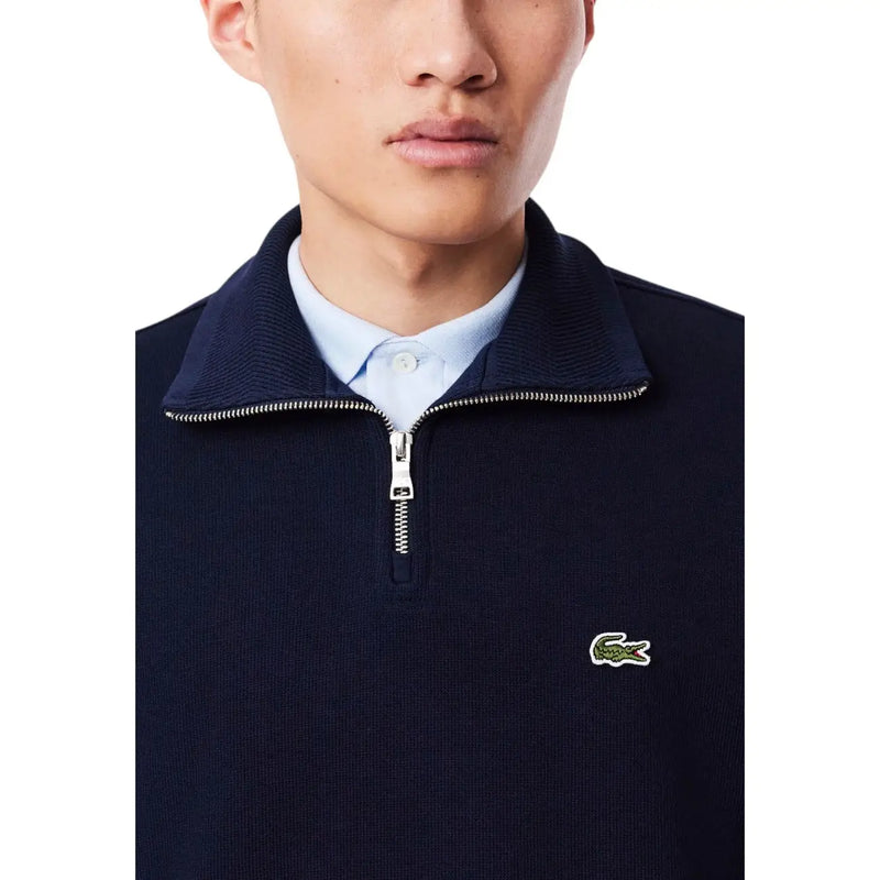 Sweat-shirt Lacoste pour homme, col roulé en coton bleu marine, demi-zip côtelé et fermeture éclair argentée avec logo crocodile vert.
