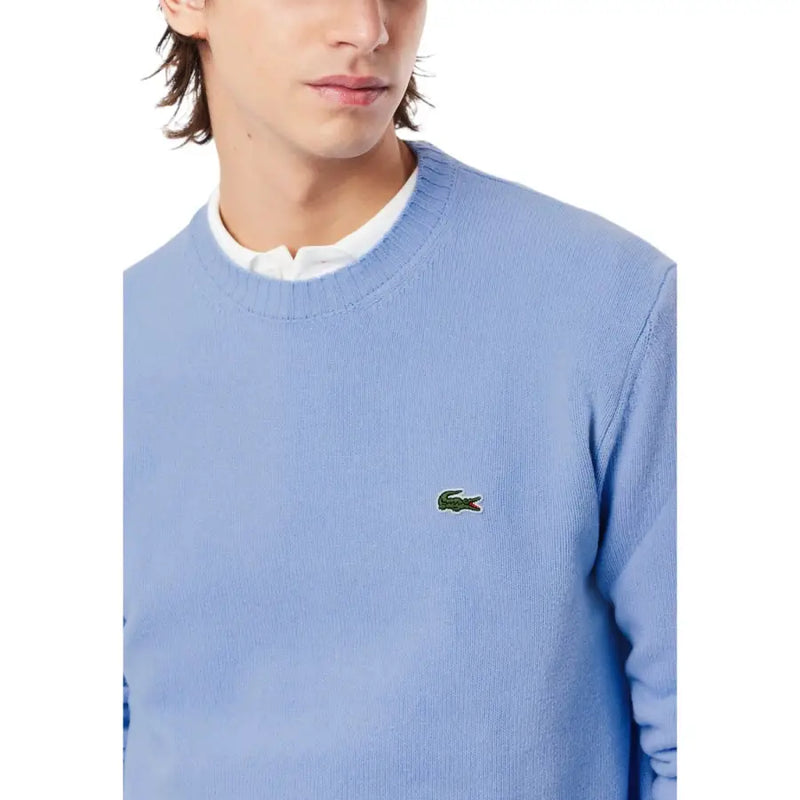 Pull Lacoste pour homme, en maille bleu clair à col rond, en laine, avec petit logo crocodile vert sur la poitrine gauche.
