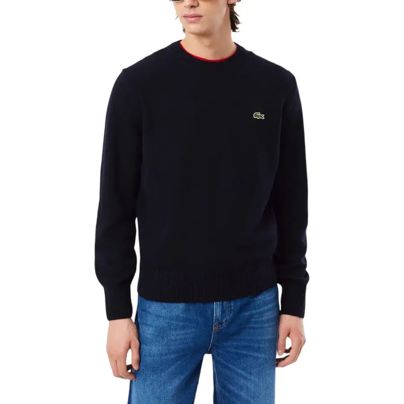 Pull Lacoste noir à col rond, col côtelé rouge et logo crocodile vert sur la poitrine gauche, pour homme.