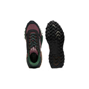 Baskets Lacoste Elite Active pour homme, en cuir bordeaux et noir, avec des détails verts et une semelle en caoutchouc robuste.