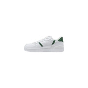 Baskets Lacoste blanches pour homme en cuir avec détails verts, lacets, tige en cuir lisse et semelle en caoutchouc blanc.