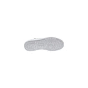 Baskets montantes en cuir pour homme, semelle en caoutchouc blanc texturée et logo Lacoste embossé au centre.