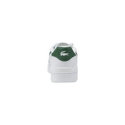 Baskets Lacoste blanches pour homme en cuir avec languette arrière verte ornée du logo crocodile emblématique.