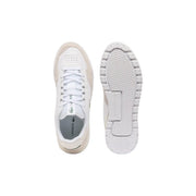 Baskets Lacoste pour homme en cuir blanc Slam Break, avec empiècements en mesh perforé et détails en daim, dans un design minimaliste épuré.