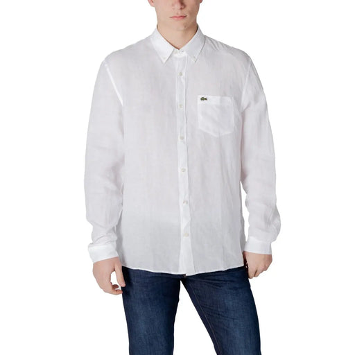 Chemise Lacoste pour homme en lin blanc à manches longues, à la texture subtile et au logo crocodile vert sur la poche poitrine gauche.