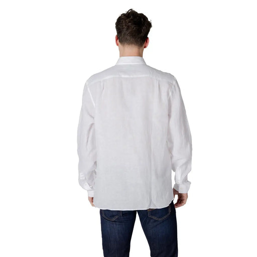 Chemise Lacoste pour homme en lin blanc, manches longues, col classique et poignets boutonnés, confectionnée dans un tissu blanc éclatant.