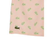 Short de bain Lacoste pour homme, rose, en polyester imprimé, avec motif crocodile vert clair répété et logo vert foncé.