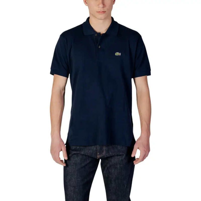 Polo Lacoste bleu marine pour homme, orné d'un petit logo crocodile vert, en coton à manches courtes.