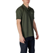 Polo Lacoste vert olive pour homme, manches courtes, 100 % coton, avec logo crocodile blanc sur la poitrine.