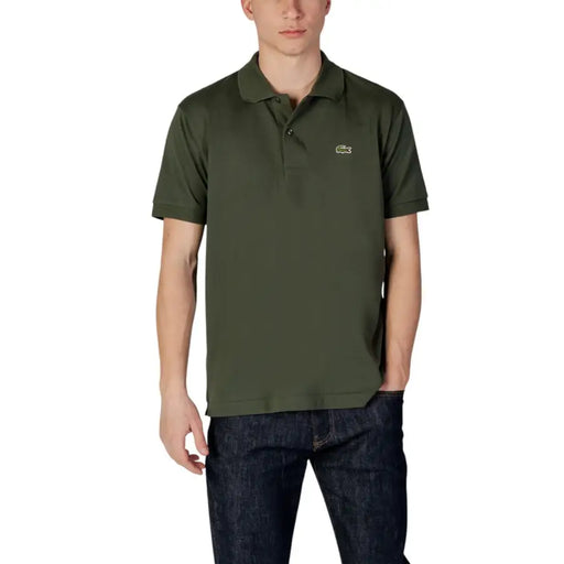 Polo Lacoste vert olive pour homme, manches courtes, 100 % coton, texture subtile et logo crocodile brodé.