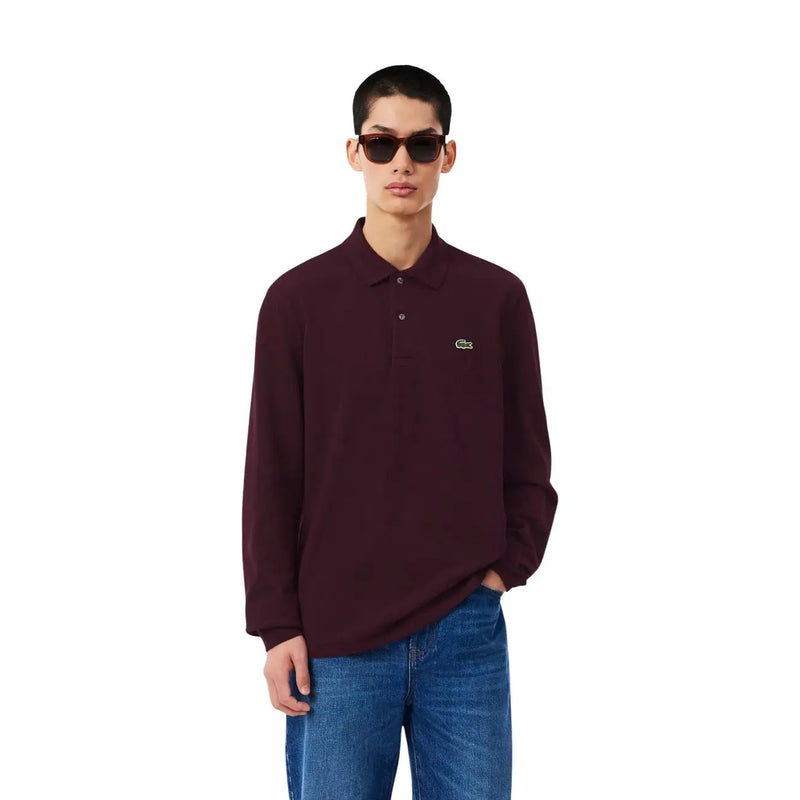 Polo homme bordeaux à manches longues en coton, orné du logo crocodile Lacoste brodé sur la poitrine gauche.