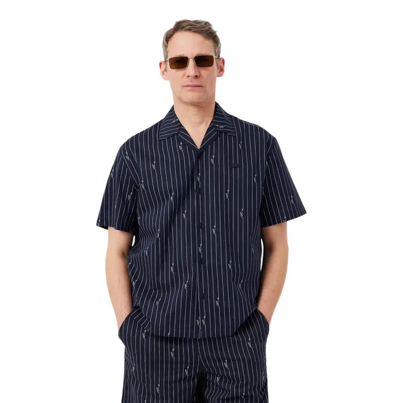 Chemise Lacoste homme bleu marine à manches courtes boutonnée, à fines rayures blanches et petits motifs d'ancre