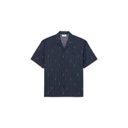 Chemise Lacoste pour homme, bleu marine foncé, manches courtes, à boutons, avec de fines rayures verticales blanches et un motif discret.