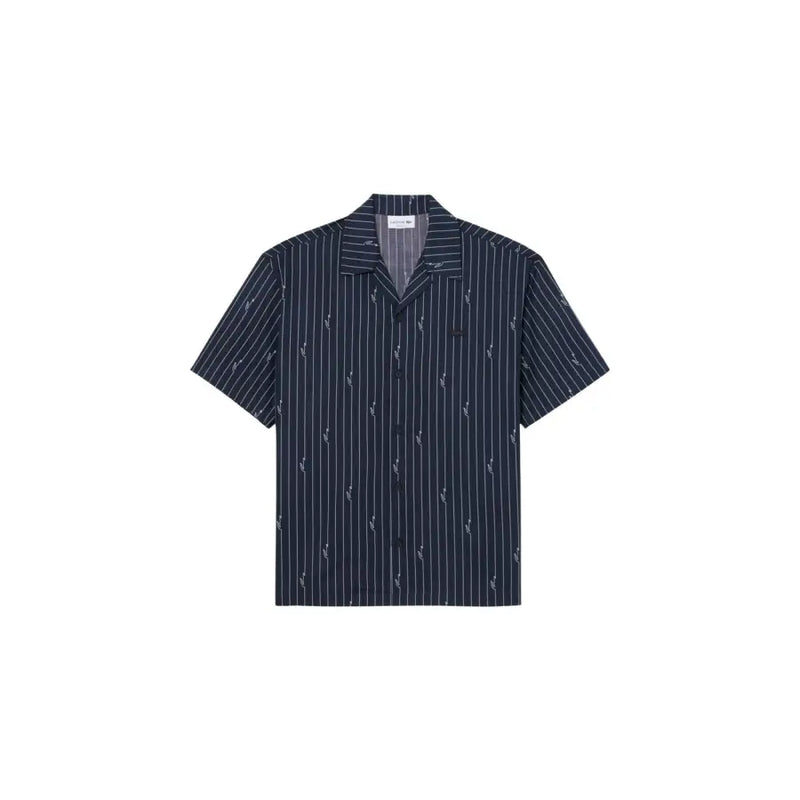 Chemise Lacoste pour homme, bleu marine foncé, manches courtes, à boutons, avec de fines rayures verticales blanches et un motif discret.
