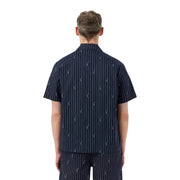 Chemise Lacoste homme bleu marine à manches courtes, ornée de fines rayures verticales blanches et de motifs d'ancre brodés.