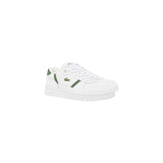 Baskets blanches Lacoste pour homme en polyuréthane avec détails verts et logo crocodile classique, idéales pour le printemps et l'été.