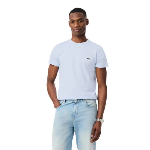 T-shirt Lacoste bleu clair à manches courtes pour homme, 100 % coton, avec petit logo crocodile vert sur la poitrine gauche.