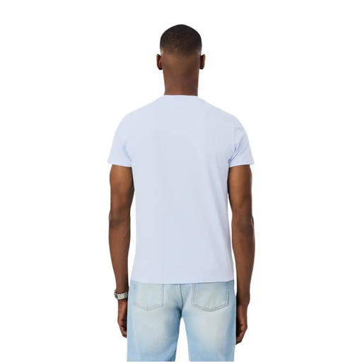 T-shirt Lacoste bleu clair pour homme, 100 % coton, manches courtes et col rond simple.