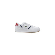 Baskets Lacoste pour homme en cuir blanc avec des détails rouges et bleu marine et le logo crocodile classique sur le côté.