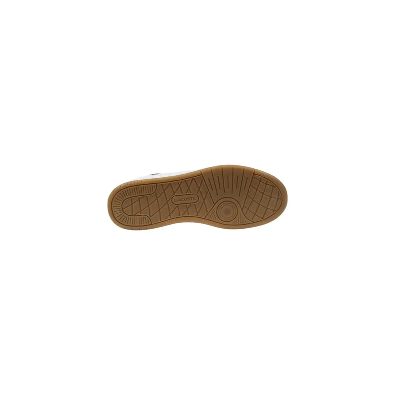 Vue arrière des baskets Lacoste pour homme en cuir blanc avec semelle en caoutchouc beige et logo en relief près du talon