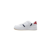 Baskets Lacoste pour homme en cuir blanc avec des détails bleu marine et rouges, parfaites pour le printemps.