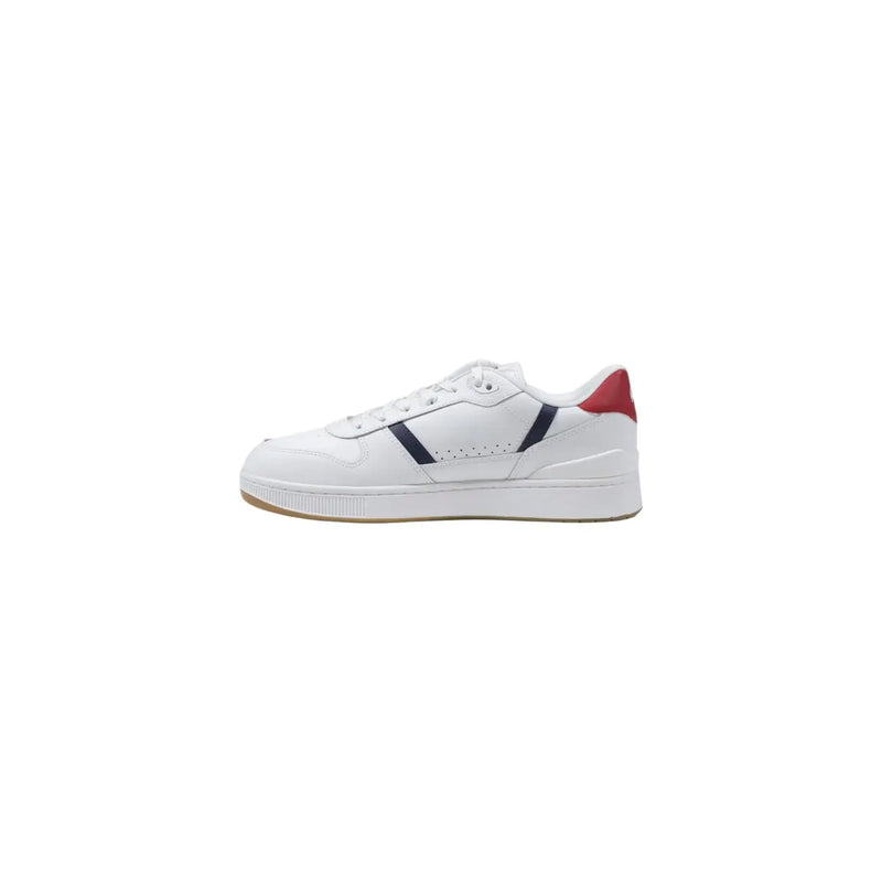Baskets Lacoste pour homme en cuir blanc avec des détails bleu marine et rouges, parfaites pour le printemps.