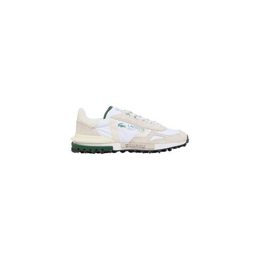Baskets Lacoste blanches pour homme, couleur crème, en daim et nylon, style décontracté, avec des détails blancs et verts et une tige texturée.