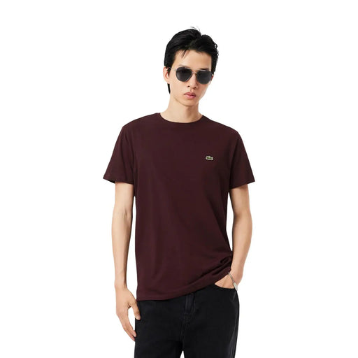 Un t-shirt Lacoste bordeaux à manches courtes en coton pour homme t-shirt avec un logo crocodile brodé sur la poitrine gauche