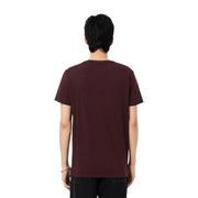 Un t-shirt Lacoste pour homme, en coton bordeaux, à manches courtes et col rond.