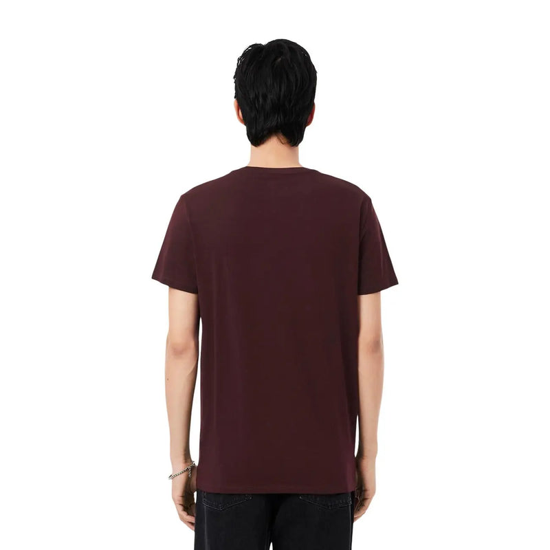 Un t-shirt Lacoste pour homme, en coton bordeaux, à manches courtes et col rond.