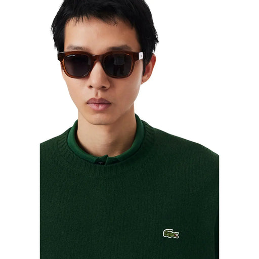 Lunettes de soleil Lacoste pour homme, monture écaille marron foncé et verres noirs, vue de face