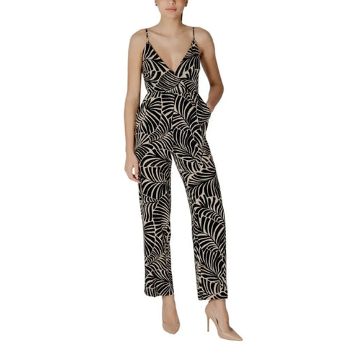 Women’s sleeveless leaf-patterned jumpsuit with spaghetti straps for elegant summer wear