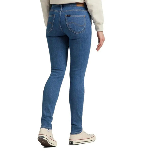 Lee Jean bleu pour femme, vue de dos, avec l'écusson emblématique de Levi's