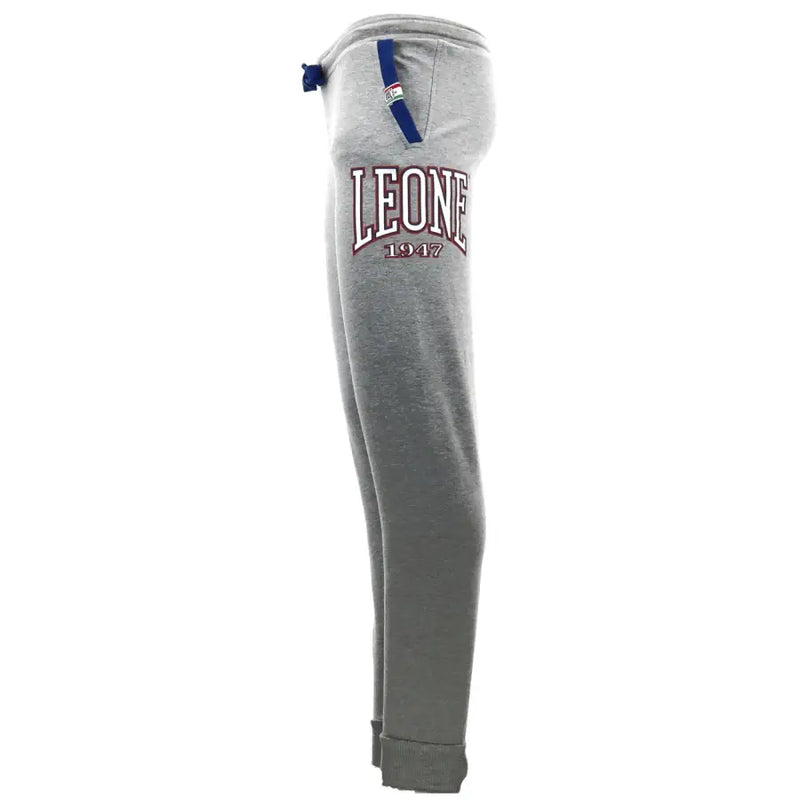 Pantalon de survêtement gris chiné pour homme Leone 1947, avec logo brodé rouge et blanc et cordon de serrage bleu à la taille.