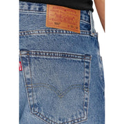 Jean Levi's pour homme en denim bleu avec empiècement en cuir marron et étiquette rouge à la ceinture, vue de dos