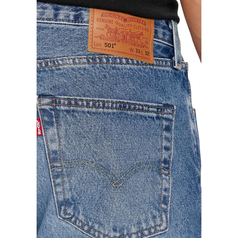 Jean Levi's pour homme en denim bleu avec empiècement en cuir marron et étiquette rouge à la ceinture, vue de dos
