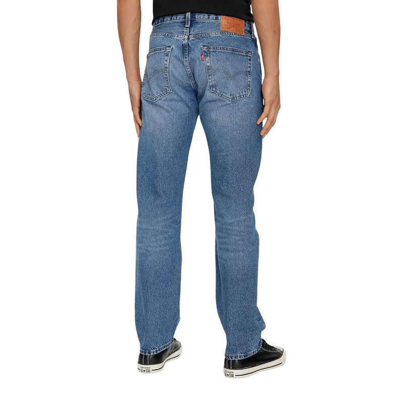 Jean Levi's pour homme en denim bleu, cinq poches et empiècement en cuir marron, vue de dos