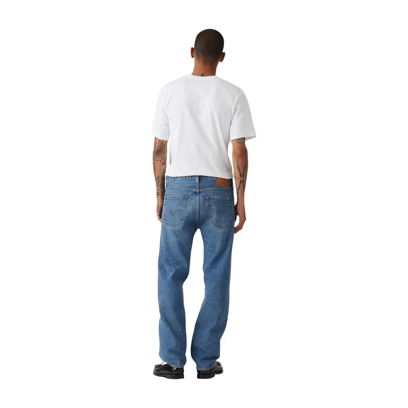 Jean Levi's pour homme en denim bleu, coupe classique cinq poches et étiquette arrière en cuir marron avec logo de la marque.