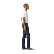 Jean Levi's pour homme en coton et lin bleu foncé, modèle classique à cinq poches et étiquette en cuir marron à l'arrière de la ceinture.
