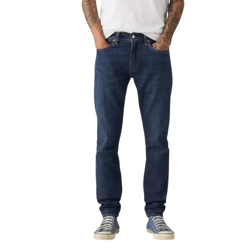 Jean Levi's pour homme en coton et lin bleu 28833-1539, confectionné en denim bleu foncé, avec une coupe droite classique et des détails de surpiqûres.