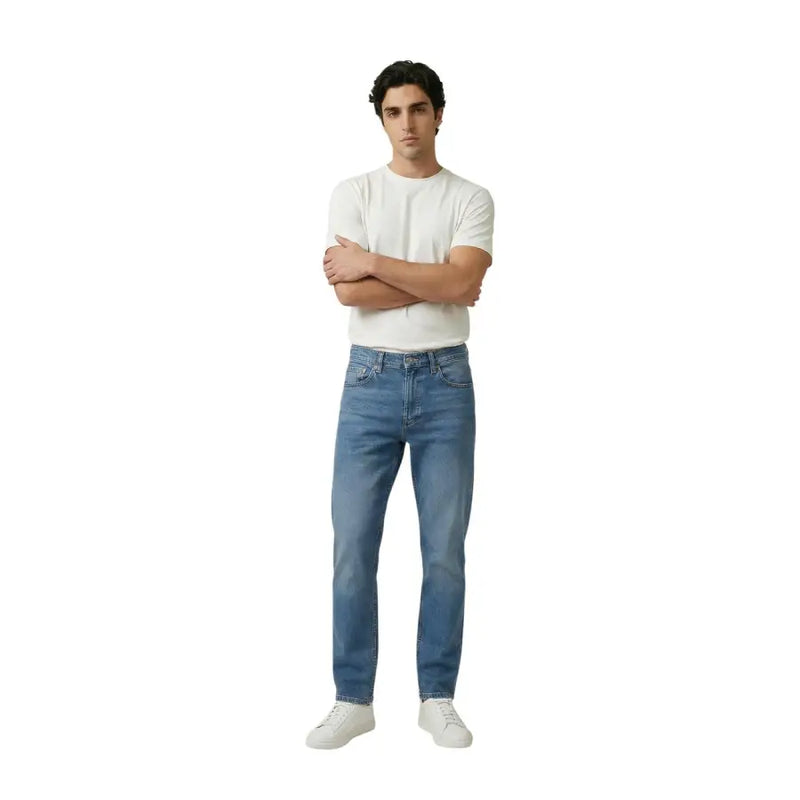 Jean Levi's pour homme en denim bleu, coupe droite classique, en coton stretch, coupe slim et délavage subtil.