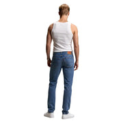 Arrière d'un jean Levi's pour homme, en denim bleu classique à cinq poches, avec un empiècement en cuir marron sur un mélange de coton et de lyocell.
