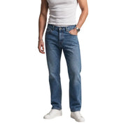 Jean Levi's pour homme, bleu classique, mélange de coton et de lyocell, denim délavé moyen, coupe droite et coutures traditionnelles.
