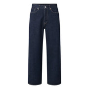 Jean Levi's pour homme, en denim de coton indigo foncé, coupe droite et cinq poches classiques (vue de face)