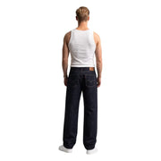 Jean Levi's pour homme, bleu indigo foncé, coupe classique cinq poches et étiquette en cuir marron à l'arrière de la ceinture.
