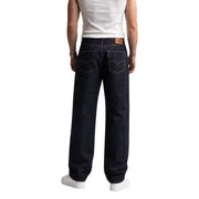 Jean Levi's pour homme en coton indigo foncé, avec étiquette de marque classique et poches arrière distinctives, vu de dos.