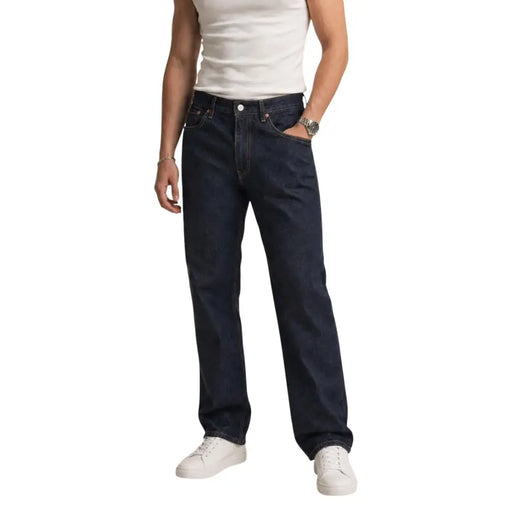 Jean Levi's pour homme, bleu classique en coton, fermeture éclair et bouton, en denim indigo foncé, cinq poches et coutures robustes.
