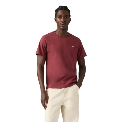 T-shirt Levi's pour homme, bordeaux, en coton, col rond, manches courtes, avec petit logo brodé sur la poitrine gauche.