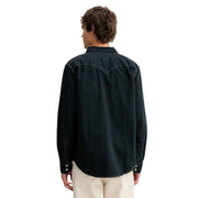 Chemise Levi's pour homme en denim de coton noir, manches longues, coupe classique, avec surpiqûres blanches contrastantes et poignets boutonnés.