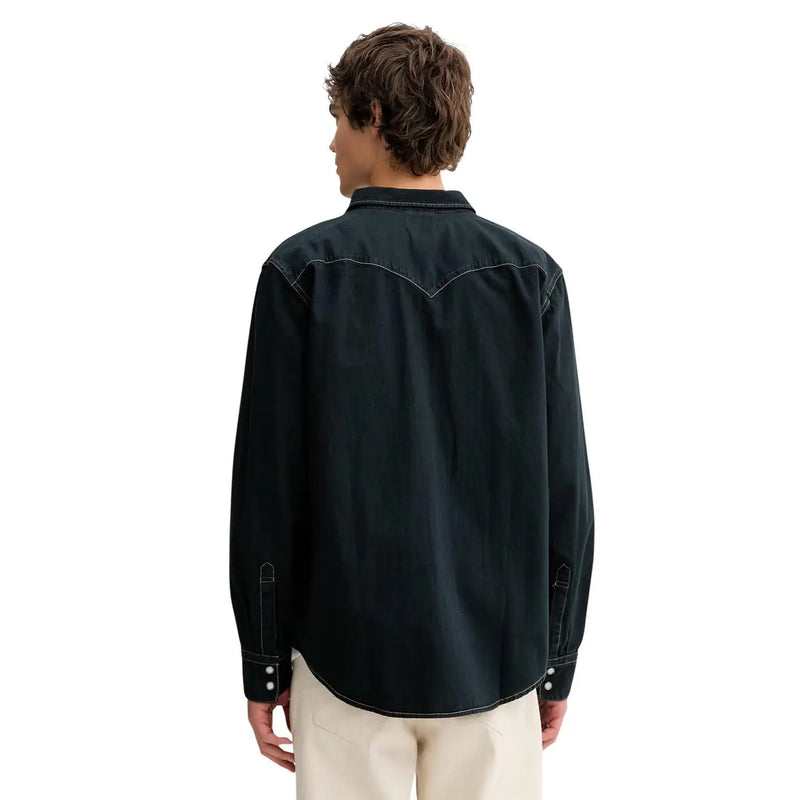 Chemise Levi's pour homme en denim de coton noir, manches longues, coupe classique, avec surpiqûres blanches contrastantes et poignets boutonnés.